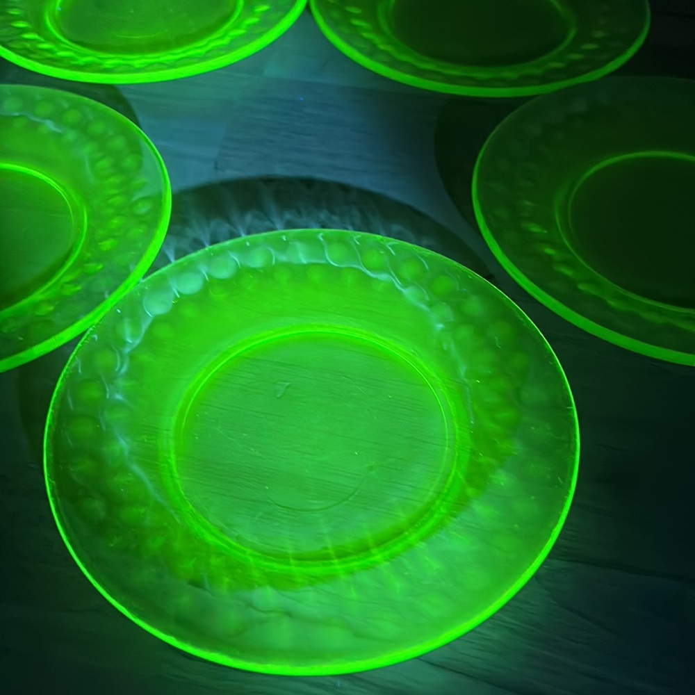 1930s Depression/ Uranium Glass Set of 5 Federal Raindrop Pattern Dessert Plates - Picture 3 of 7